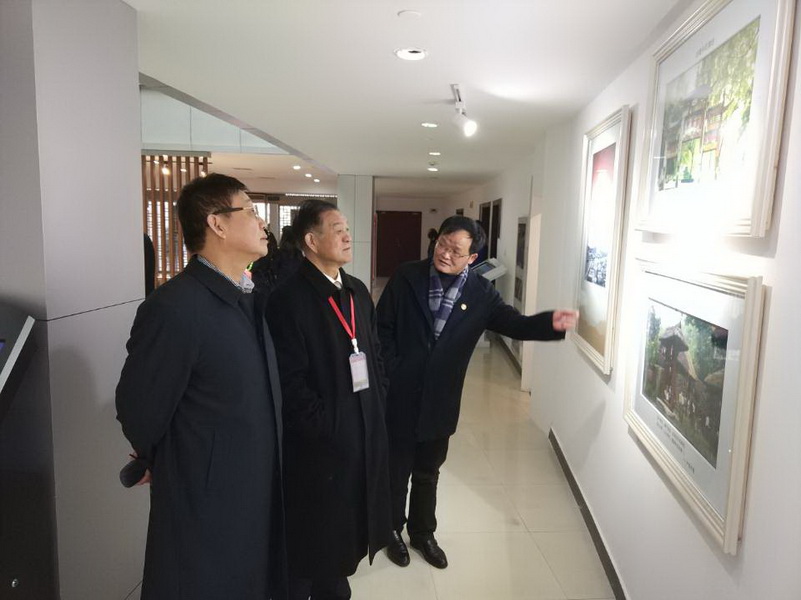 3月19日，湖北省人大常委会原副主任罗辉与湖北文理学院原校长李儒寿一起参观校史馆。